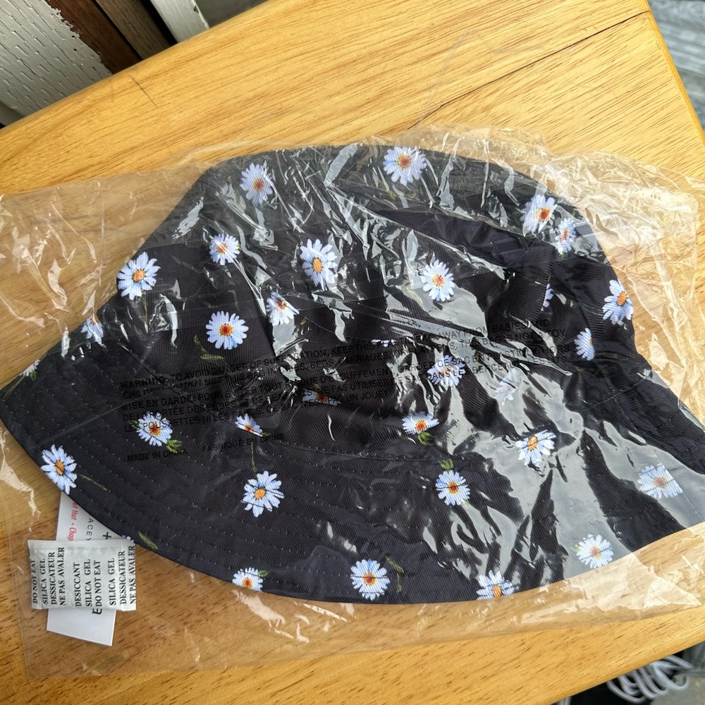 Alice+ Olivia Reversible Bucket hat - Picture 5 of 6